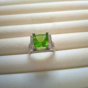 Elegant 925 Sterling Silver Ring with Green Peridot Gemstone